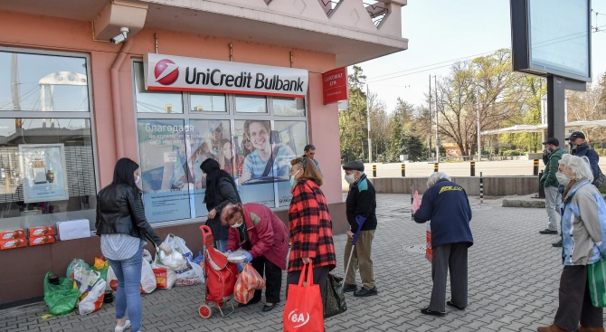 Доброволци раздават храна и козунаци на Орлов мост в София