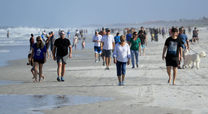 Стотици хора се завърнаха по плажовете в Джаксънвил, щата Флорида
