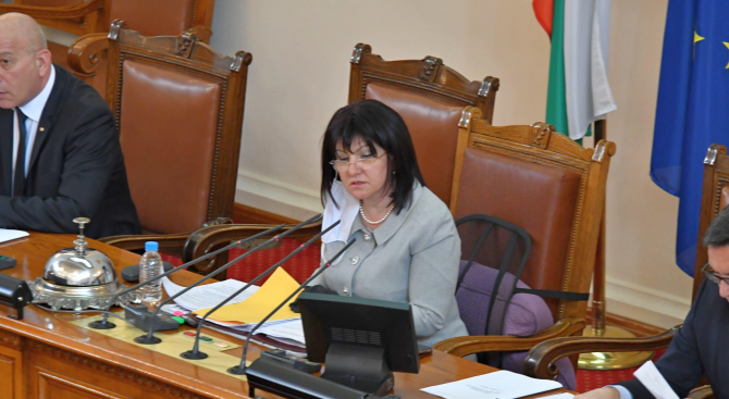  Караянчева: Макар да не е скоро, парковете още веднъж ще се изпълнят с деца и младежи 