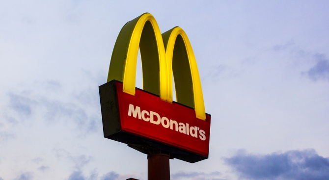 Световната верига за бързо хранене Макдоналдс съобщи, че от днес