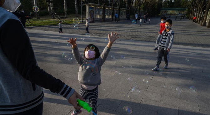  Улиците на албанските градове се изпълниха с майки и деца тази сутрин