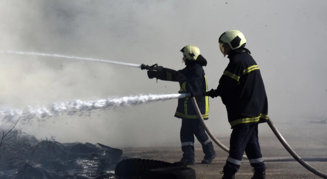 Голям пожар гори в хипермаркет близо до мол в Бургас