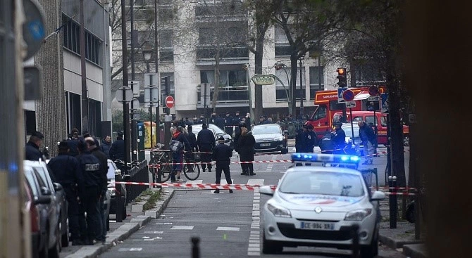 Въоръжен с нож мъж беше застрелян от полицаи в парижкото