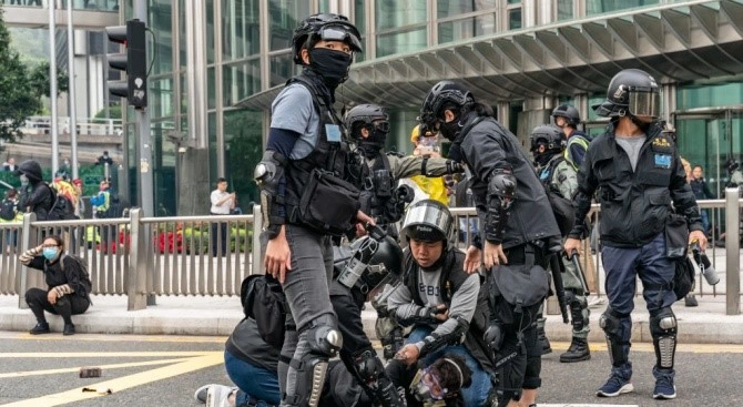 Хонконгската полиция арестува днес 14 знакови водача на протестите Тези