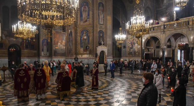 В патриаршеската катедрала Св Александър Невски се отслужва отслужена Пасхална