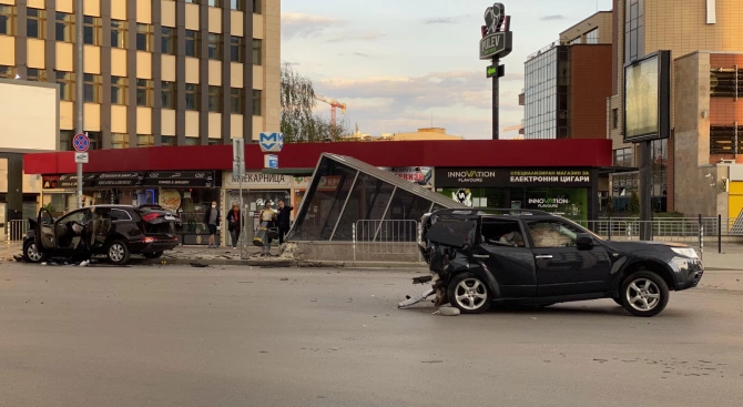 Два автомобила катастрофираха на кръстовището пред мол Парадайс В следствие