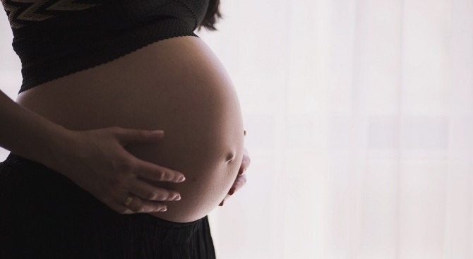 Бременна мигрантка е в пълна изолация в Гърция след положителна проба за Covid-19