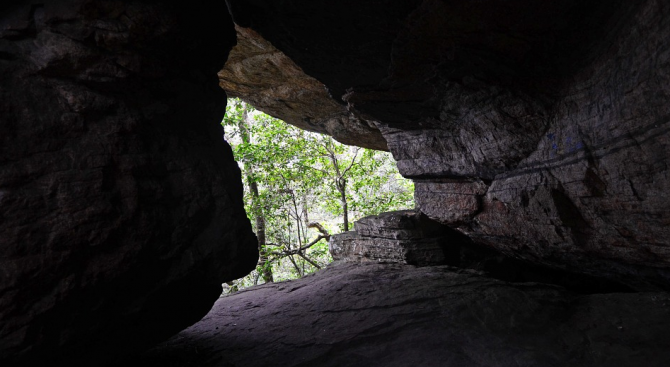 Туристи живели 25 дни в пещера в Индия заради карантината 