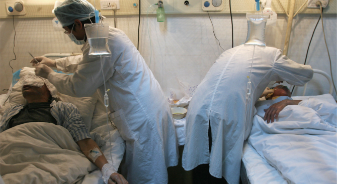 Двама китайски лекари, разболели се от Ковид-19 и интубирани в