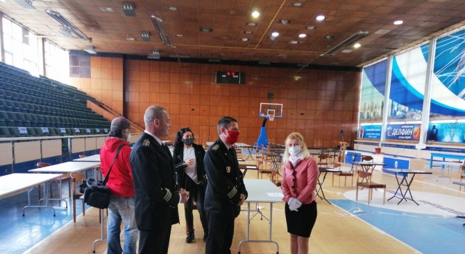 Военни и спортисти дариха кръв за центъра в Бургас