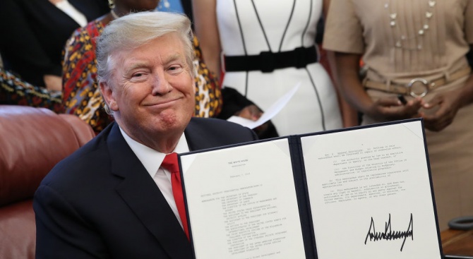 Доналд Тръмп подписа указа за спиране на имиграцията 