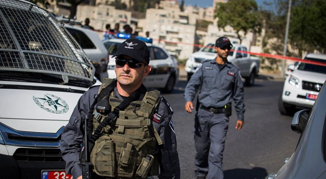 Израелски полицай е бил ранен с хладно оръжие на военен