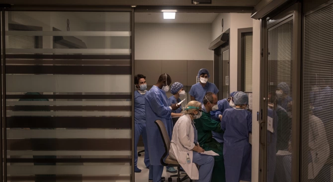 Близо 3500 медицински работници в Турция са заразени с новия