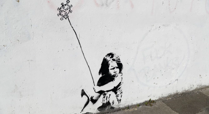 Творбата Момичето с пробитото тъпанче нарисувана от графити художника Банкси