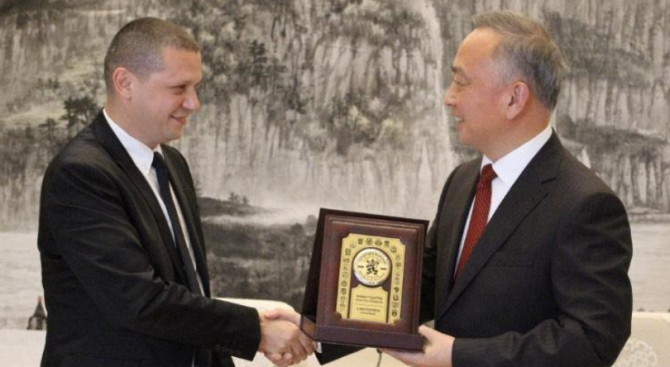 Областният управител на Софийска област Илиан Тодоров получи дарение от