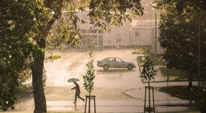 Силна градушка удари град Казанлък днес следобед. Бурята е продължила