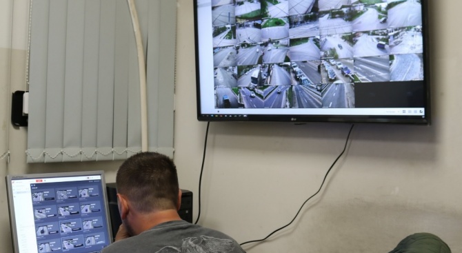 Община Перник показа контролния център, който следи работещите над 40