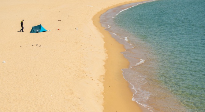  В Испания сервираха извинения, откакто опръскаха цялостен плаж с разредена белина 