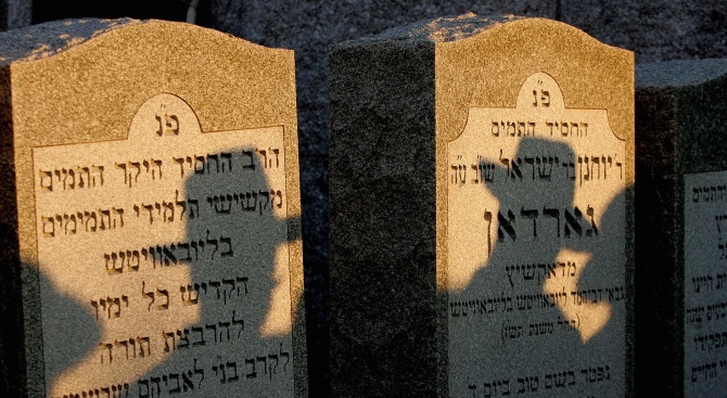 Нюйоркски полицаи са разпръснали хиляди евреи, събрали се на погребение