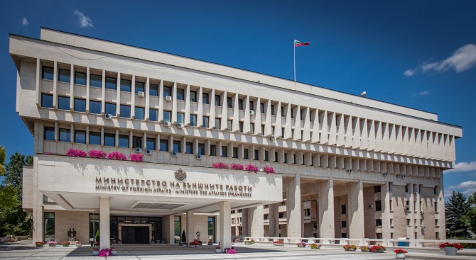 Консулските служби на Република България постепенно ще възстановяват нормалната си