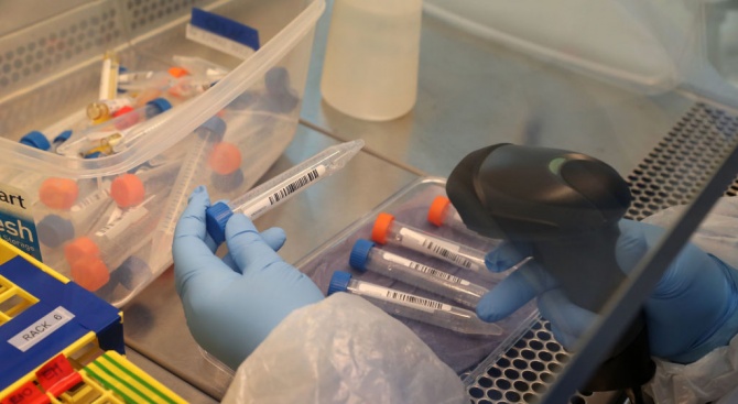 Здравните власти изследват за коронавирус 10 души от област Хасково,