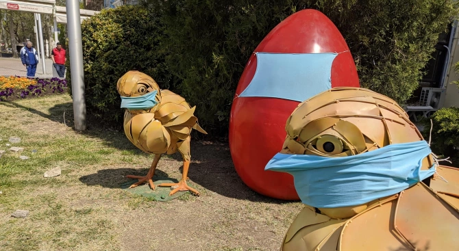 Неизвестни зевзеци са сложили предпазни маски срещу коронавирус на яйцата