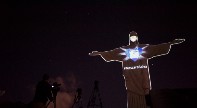 Сложиха маска върху лицето на статуята на Христос в Рио де Жанейро