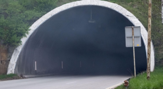 АПИ предупреди шофьорите за повишено внимание през тунел "Ечемишка"
