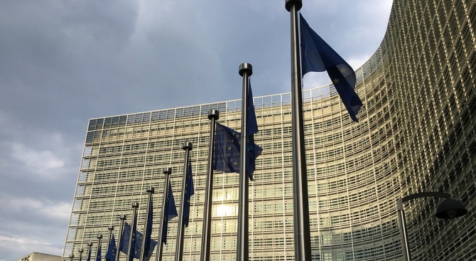  Европейска комисия чака още дарения за фонда против COVID-19 