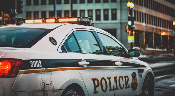 Пътен полицай спря автомобил, шофиран от 5-годишно момче 