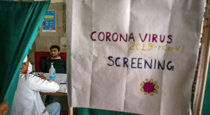Индийски фармацевт разработи сироп срещу COVID-19, отпи от него и почина