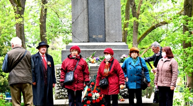 С поднасяне на венци и цветя пред паметника на загиналите