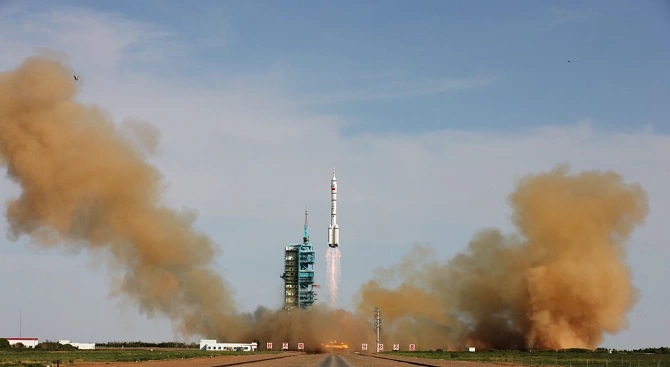 Прототипът на нов китайски космически кораб се приземи успешно днес