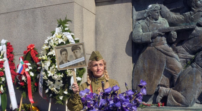 Пред паметника на Альоша руски граждани живеещи в Бургас поднесоха