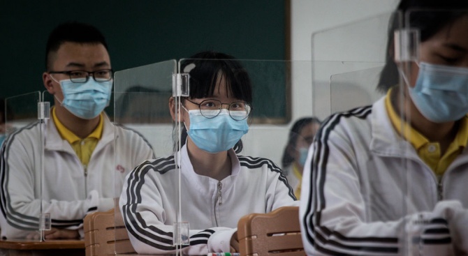  Китайски гимназисти ще бъдат следени за ковид с електронни гривни 