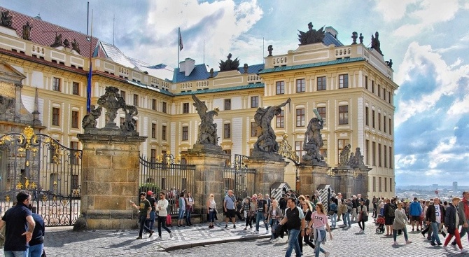 От 25 май в Чехия отпада задължението за носене на маски на обществени места 