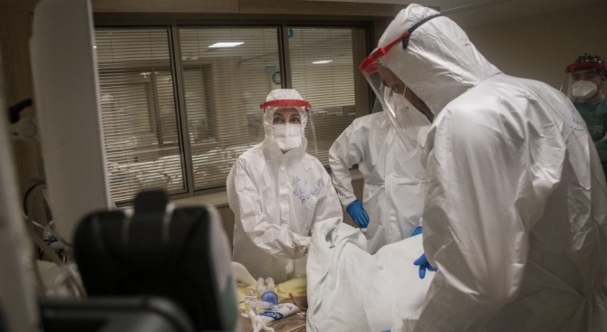  Швеция желаят да усили броя на медиците си в разгара на епидемията от новия ковид 
