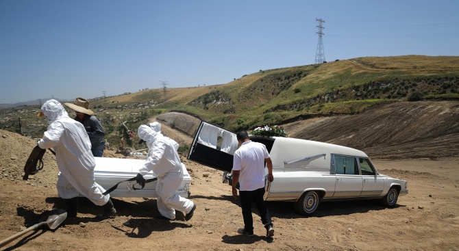 В Мексико започнаха да предлагат погребения, на които се присъства с автомобил