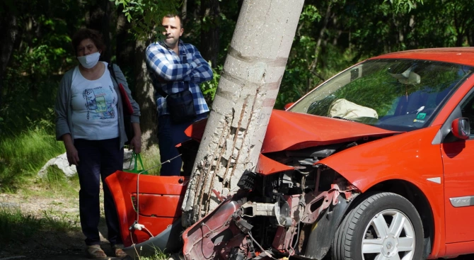 Водачка на автомобил Рено Меган се удари челно в електрически
