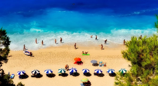 Гръцкото правителство отваря от събота организираните плажове при строги условия за