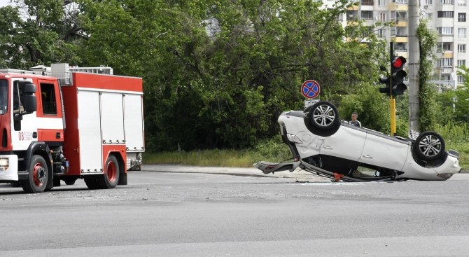 Три коли катастрофираха на кръстовището на булевард Цариградско шосе и