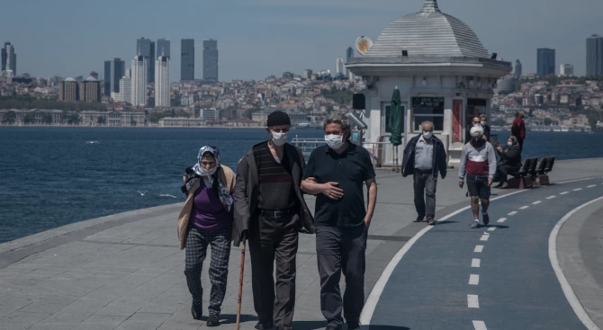 Над 65 годишните в Турция отново имат право днес да излизат