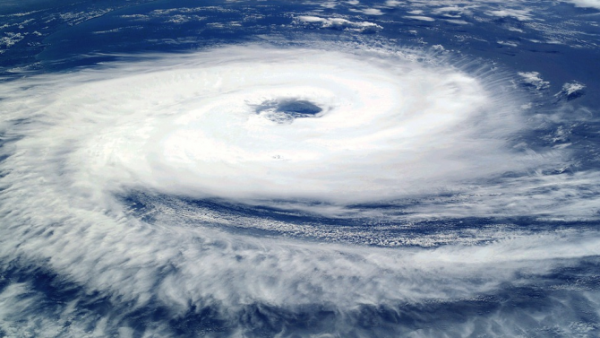 Евакуират 2 милиона души в Индия и Бангладеш заради приближаващ циклон
