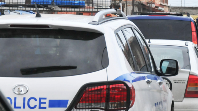 Полицията издирва мъж, катастрофирал с открадната кола в София