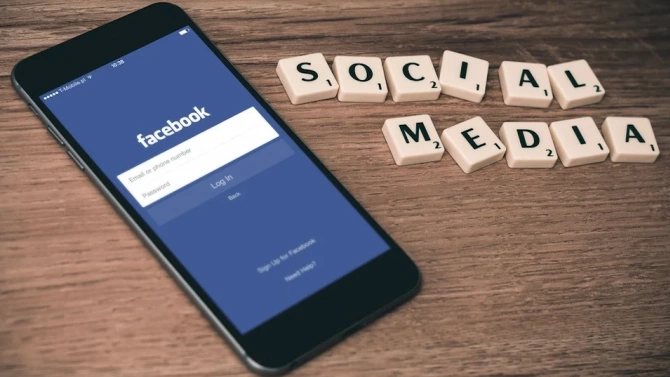 Фейсбук Facebook стартира Шопс Shops услуга която ще позволява