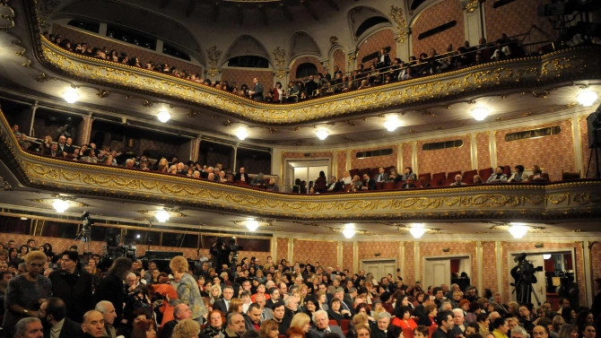 Народният театър Иван Вазов се подготвя да зарадва своите зрители