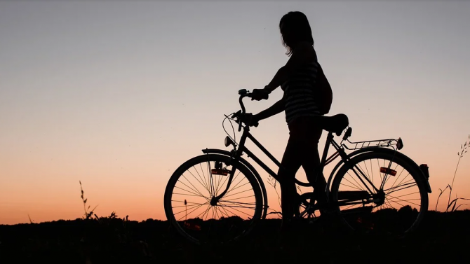 Момичето, превозило баща си с велосипед на 1200 км в Индия: Обещах на мама