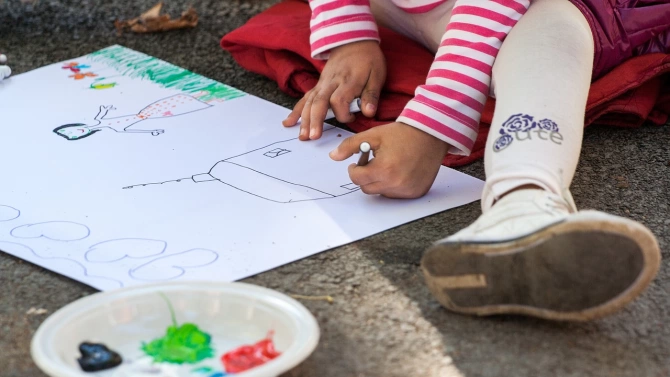 8 годишно момиченце от Колумбия продава картините си за да събере
