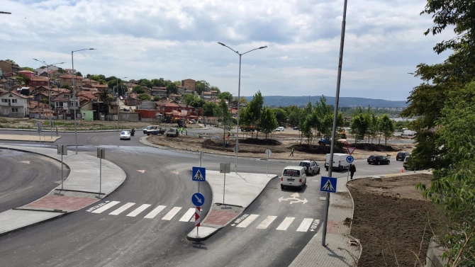 Приключват строителните дейности на новото кръстовище на бул Васил Левски