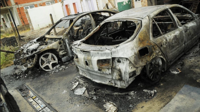 Два леки автомобила са опожарени тази нощ в град Камено